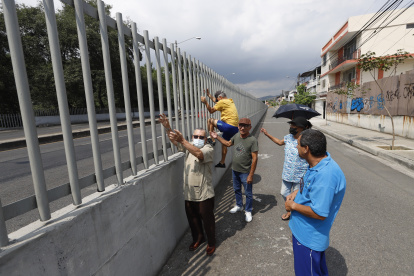 . Muro. Ahora los antisociales trepan los barrotes o simplemente ingresan en motocicletas u otros vehículos por las diferentes entradas que hay en la ciudadela, mencionan los residentes.