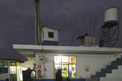 Ambato. Elementos policiales recogen evidencia tras asalto.