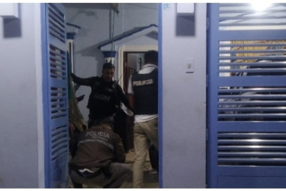 Quevedo. La policía revisa el lugar donde dejaron panfletos.