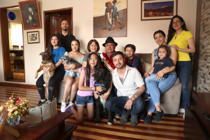 Guaranda. Carlos Dávila Ruiz, vestido de Taita, posa junto a su familia. Se alista para presidir los festejos del carnaval en su ciudad natal.
