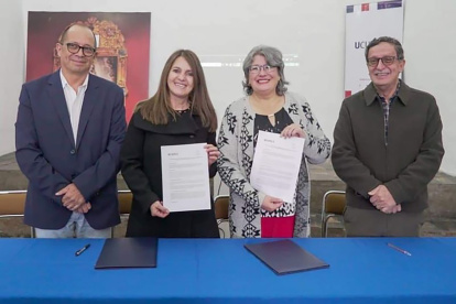 Cuenca. Funcionarios del Museo y la Universidad, tras firma del acuerdo.