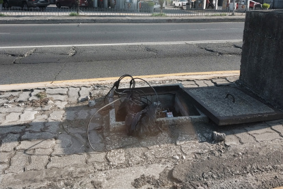Caja de conexiones eléctricas con sus cables expuestos a los ciudadanos.