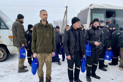 Undisclosed (Ukraine), 04/02/2023.- A handout photo made available by the Ministry of Defence of Ukraine on 04 February 2023 shows Ukrainian prisoners of war (POWs) after a prisoner exchange at an undisclosed location in Ukraine. The Head of the Office of the President of Ukraine, Andriy Yermak, announced on 04 February 2023, that 116 Ukrainian military personnel were freed from Russian captivity and returned to Ukraine in a prisoner exchange. Along with the POWs, the bodies of British volunteers Chris Parry and Andrew Bagshaw, as well of volunteer Evgen Kulyk, had been returned, Yermak added. The Russian Ministry of Defense said in a statement that 63 servicemen of the Armed Forces of the Russian Federation were freed as a result of a "complex negotiation process". (Rusia, Ucrania) EFE/EPA/MINISTRY OF DEFENCE OF UKRAINE HANDOUT -- BEST QUALITY AVAILABLE -- MANDATORY CREDIT: MINISTRY OF DEFENCE OF UKRAINE -- HANDOUT EDITORIAL USE ONLY/NO SALES