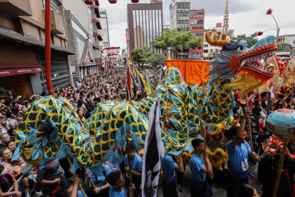 BRA50. SAO PAULO (BRASIL), 04/02/2023.- Integrantes de la comunidad china bailan la Danza del Dragón hoy, durante las celebraciones que marcan la llegada del año nuevo chino, representado por el Conejo, en el centro de Sao Paulo (Brasil). EFE/ Sebastião Moreira