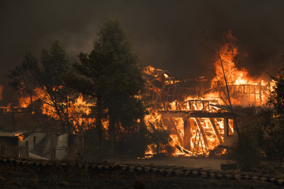 Las llamas consumen una casa la madrugada de hoy, cerca a la ciudad de Santa Juana (Chile). Las regiones de Biobío, Ñuble y La Araucanía son las más afectadas por unos incendios que ya han destruido más de 45.000 hectáreas y un centenar de viviendas y han provocado el desalojo de decenas de municipios. Los incendios coinciden con una larga sequía que ya dura más de trece años y con una ola de calor inédita en el sur, con temperaturas que pueden llegar en las próximas horas hasta los 40 grados celsius en zonas del sur. EFE/ Pablo Hidalgo