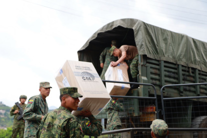 Miembros de las Fuerzas Armadas en la tarea de distribución de kits electorales.