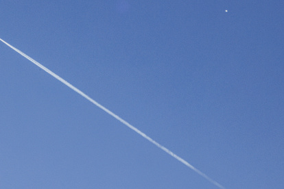 Un avión comercial (i) vuela por debajo del "globo espía" chino (d) detectado en el espacio aéreo estadounidense, este sábado en Charlotte (Estados Unidos), que continúa sobrevolando el país y podría abandonar ho