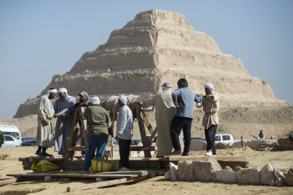 Giza (Egypt), 26/01/2023.- Workers at the site of the new discoveries in Gisr el-Mudir in Saqqara, Giza, Egypt, in 26 January 2023. An Egyptian archaeological mission has made a number of important archaeological discoveries dating to the fifth and sixth dynasties of the Old Kingdom. The announcement stated that the expedition had found a group of Old Kingdom tombs, indicating that the site comprised a large cemetery. The most important tomb belonged to Khnumdjedef, an inspector of the officials, a supervisor of the nobles, and a priest in the pyramid complex of Unas, the last king of the fifth dynasty. The tomb is decorated with scenes of daily life. (Egipto) EFE/EPA/Mohamed Hossam ElDin