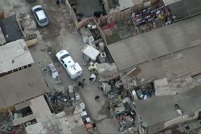 AME659. SANTIAGO (CHILE), 01/02/2023.- Fotografía cedida por la Policía de Investigaciones de Chile (PDI) de algunos de sus agentes mientras realizan un procedimiento policial de allanamiento. La banda criminal Tren de Aragua, nacida en una cárcel venezolana y extendida por Chile, Perú y Bolivia, ha devenido en una amenaza de seguridad regional, con una variada amalgama de delitos en los que los migrantes son los mayores damnificados. EFE/ Policía De Investigaciones / SOLO USO EDITORIAL/ SOLO DISPONIBLE PARA ILUSTRAR LA NOTICIA QUE ACOMPAÑA (CRÉDITO OBLIGATORIO)