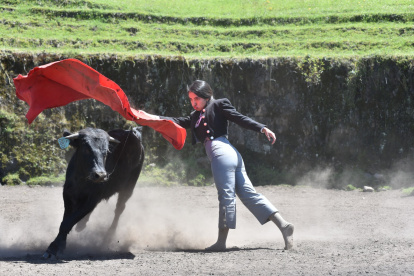 Figuras. Isaac Leime, de 10 años, y Marjorie Cuesta, de 23, son alumnos de la Escuela Taurina  Señor de la Buena Esperanza.