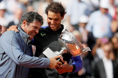 Toni Nadal junto a Rafa Nadal, en uno de sus múltiples éxitos.