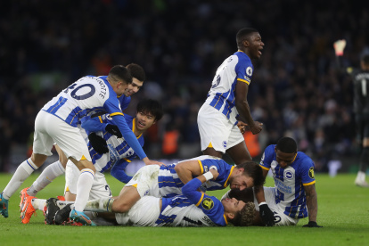 “Les pido a los hinchas que apoyen, que no lo critiquen. Soy el único responsable de él, porque confío y creo en él”, expresó. Y eso fue lo que se vivió en el estadio.

Caicedo no entró de titular, algo que ya era incómodo para el compatriota, pero a los 57 minutos hizo su ingreso en el estadio Falmer. Y segundos antes se volvió a escuchar el cántico de los fanáticos del Brighton: “Caicedooo... Caicedoooo...”. Esa era la mejor señal de que los seguidores del equipo inglés habían perdonado a Moisés por expresar sus deseos de irse del club.

Las palabras del DT Roberto De Zerbi fueron profundas al expresar: “Necesitamos el juego de Moisés. Es un muchacho fantástico”.

Caicedo volvió a jugar con el Brighton y está en paz con la hinchada. Por ahora, la experiencia vivida por el volante le sirve de mucho para no despedirse antes de hora.

En el Brighton jugaron los tres ecuatorianos: Pervis Estupiñán estuvo desde el inicio y al cambio ingresaron Caicedo y Jeremy Sarmiento, ambos al minuto 57. Este último se mandó un pase fantástico que terminó en el gol de Kauro Mitoma para la fiesta del equipo de los tres compatriotas.
“Les pido a los hinchas que apoyen, que no lo critiquen. Soy el único responsable de él, porque confío y creo en él”, expresó. Y eso fue lo que se vivió en el estadio.

Caicedo no entró de titular, algo que ya era incómodo para el compatriota, pero a los 57 minutos hizo su ingreso en el estadio Falmer. Y segundos antes se volvió a escuchar el cántico de los fanáticos del Brighton: “Caicedooo... Caicedoooo...”. Esa era la mejor señal de que los seguidores del equipo inglés habían perdonado a Moisés por expresar sus deseos de irse del club.

Las palabras del DT Roberto De Zerbi fueron profundas al expresar: “Necesitamos el juego de Moisés. Es un muchacho fantástico”.

Caicedo volvió a jugar con el Brighton y está en paz con la hinchada. Por ahora, la experiencia vivida por el volante le sirve de mucho para no despedirse antes de hora.

En el Brighton jugaron los tres ecuatorianos: Pervis Estupiñán estuvo desde el inicio y al cambio ingresaron Caicedo y Jeremy Sarmiento, ambos al minuto 57. Este último se mandó un pase fantástico que terminó en el gol de Kauro Mitoma para la fiesta del equipo de los tres compatriotas.

Moisés Caicedo volvió a reír, el jugador estuvo desde el minuto 57.
