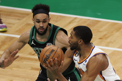 Mikal Bridges (d) anotó 25 puntos en la victoria de los Phoenix Suns.