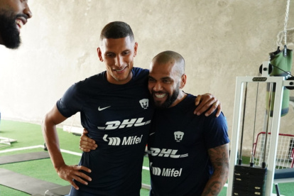 El futbolista Higor Meritão (i) junto a Dani Alves, acusado de abuso sexual.