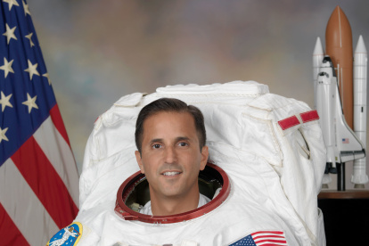 Fotografía cedida por la NASA donde aparece el veterano astronauta de origen puertorriqueño Joseph Acabá que ha estado un total de 306 días en el espacio, repartidos en tres misiones. EFE/NASA