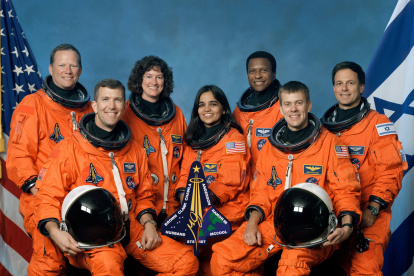 Fotografía cedida por la NASA de un retrato oficial de los siete miembros de la tripulación del STS-107 que viajaban en el vuelo 28 del transbordador espacial Columbia, (sentados de izq. a dcha.) los astronautas Rick D. Husband, comandante de la misión; Kalpana Chawla, especialista en misiones; y William C. McCool, piloto; (de pie de izq. a dcha.) David M. Brown, Laurel B. Clark y Michael P. Anderson, todos especialistas en misiones; e Ilan Ramon, especialista en carga útil, en representación de la Agencia Espacial Israelí. EFE/ Nasa.