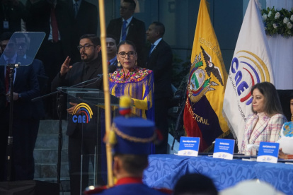 La presidenta del CNE Diana Atamaint inaugura los comicios de este 5 de febrero solidarizándose con la familia del candidato asesinado en Puerto López