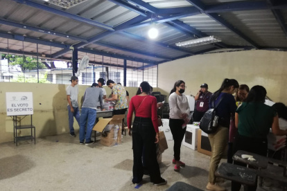 A las 07:21, la junta 345 del colegio Egas todavía alistaba sus papeletas.