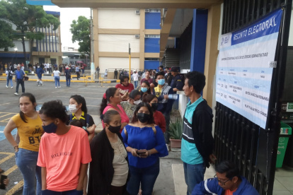 En la facultad de ciencias administrativas de la Universidad de Guayaquil, los ciudadanos no pueden ingresar porque no están listas las juntas receptoras del voto