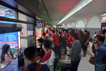 La gente que llega y va del Terminal Terrestre para poder sufragar en otros cantones y provincias