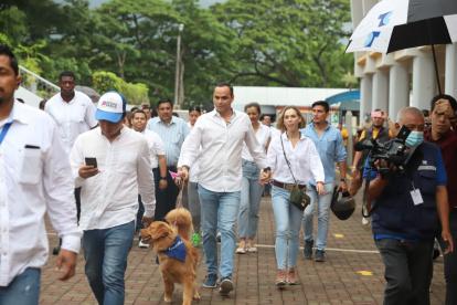 Pedro Pablo Duart ejerciendo su voto