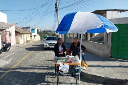 Además de estos negocios, la gente también vendía sus platitos de comida con una gran variedad.