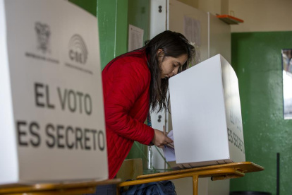 Ciudadanos ecuatorianos acuden a votar en las elecciones locales de Ecuador y el referéndum promovido por el Gobierno para reformar la Constitución hoy, en Quito (Ecuador).