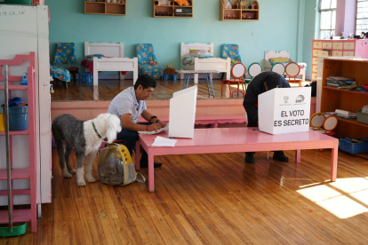 Jorge Yunda sufragó en el Centro Educativo General Artigas acompañado de su gato y su perro.
