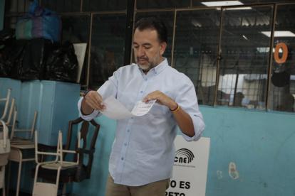 El candidato a la alcaldía de la capital llegó 20 minutos después de lo anunciado a uno de los recintos habilitados en Nayón, junto a su esposa y simpatizantes.