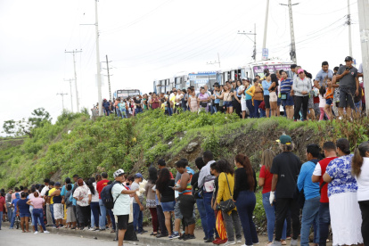 Existen largas filas en los exteriores de la Unidad Educativa San Ignacio de Loyola