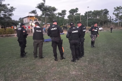 La Policía en la cancha de fútbol.