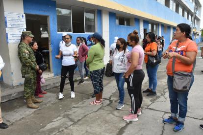 Algunos ciudadanos esperando ingresar para ejercer su voto.