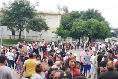 Fila.- En la Universidad Agraria, al sur de Guayaquil, se formaron largas filas.