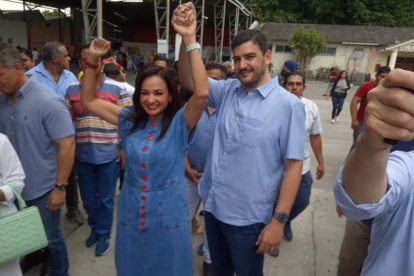 Entró con familia, amigos y simpatizantes al recinto electoral, al colegio Técnico Provincia de Bolívar.