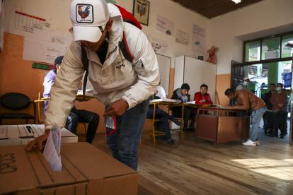 Ciudadanos ecuatorianos acuden a votar en las elecciones locales de Ecuador y el referéndum promovido por el Gobierno para reformar la Constitución hoy, en Quito (Ecuador).