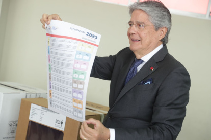 El presidente Guillermo Lasso votó esta mañana en un recinto electoral de Guayaquil.