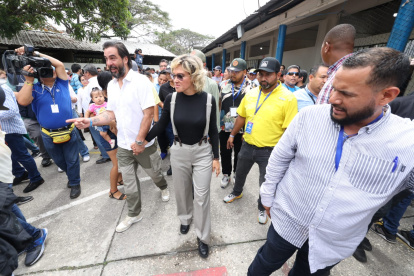 Llegó acompañada de varios de sus candidatos a concejales. Ánimo a que los ciudadanos salgan a sufragar.