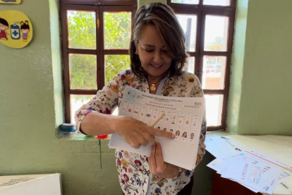 Votación. Luz Elena Coloma votó en Cumbayá, al oriente de Quito.