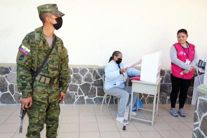 Policías y militares resguardan los recintos electorales para evitar incidentes.