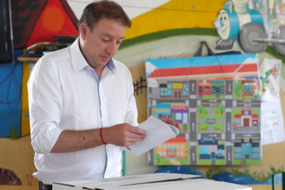 Sufragio. El candidato Eduardo del Pozo votó en la parroquia de Gualea.