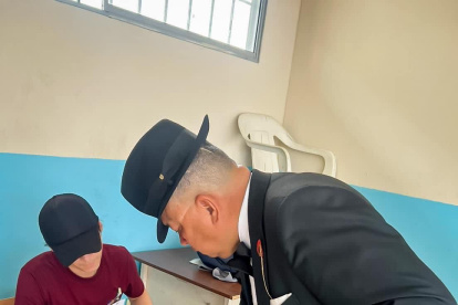 Sufragio. El aspirante a la Prefectura del Guayas, Héctor Vanegas, durante su derecho al voto.