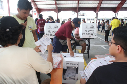 Proceso.- Personas ejerciendo el derecho de votar.