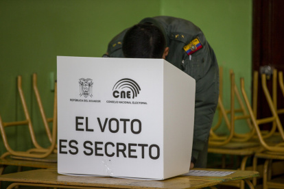 Ciudadanos ecuatorianos acuden a votar en las elecciones locales de Ecuador y el referéndum promovido por el Gobierno para reformar la Constitución hoy, en Quito (Ecuador).