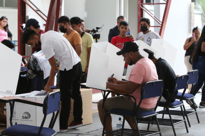 Miembros de la junta receptora asistieron a los votantes desde las 07:05