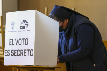 Una monja fue registrada este domingo, 5 de febrero, al ejercer su voto, durante la jornada de elecciones locales y del referéndum constitucional, en Quito (Ecuador).