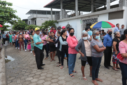 En la unidad Educativa Junquillal los ciudadanos entrando para sufragar