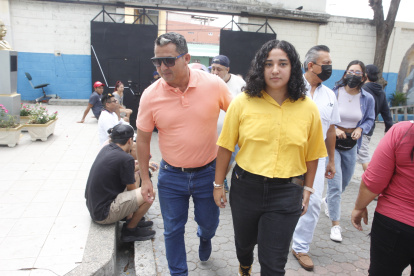 Danna Espinoza Arboleda (16), junto a su padre, quien la acompañó a sufragar por primera vez en estas elecciones. La joven dijo que estaba segura de haber meditado su voto en busca de mejoras para la ciudad.