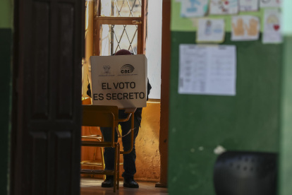 Votantes participan en una jornada de elecciones locales y referéndum constitucional, hoy, en Quito (Ecuador).