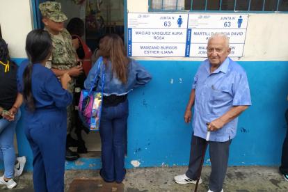 Presencia. Abel Martillo Hurtado hizo un largo viaje desde su barrio en el sector sur de Guayaquil para votar ayer.