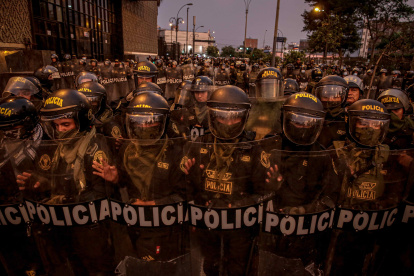 AME1779. LIMA (PERÚ), 04/02/2023.- Policías antidisturbios esperan hoy a los manifestantes en el centro de Lima (Perú). Una reportera y un fotoperiodista fueron agredidos por la Policía este sábado mientras cubrían una marcha antigubernamental en Lima, donde los agentes también "restringieron" la cobertura de un equipo de prensa que registraba "excesos" policiales, denunció la Asociación Nacional de Periodistas del Perú (ANP). EFE/Jhon Reyes